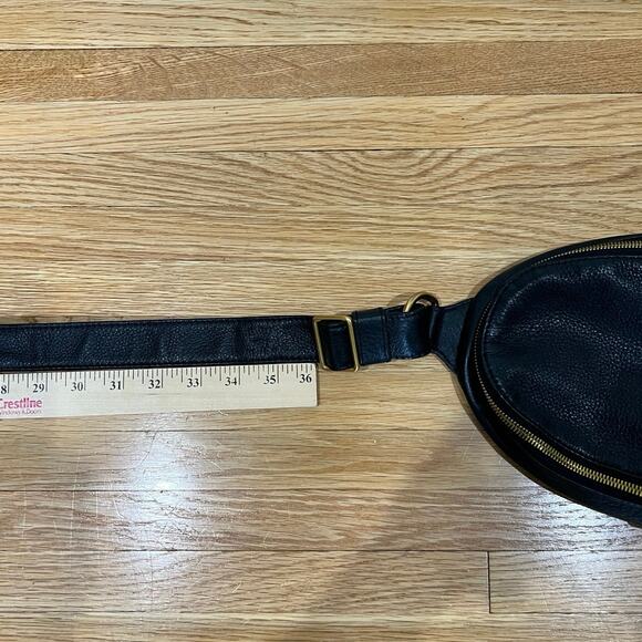 Hobo Fern Sling Bag Crossbody Adjustable Black Pebble Leather Brass Hardware - Picture 4 of 15